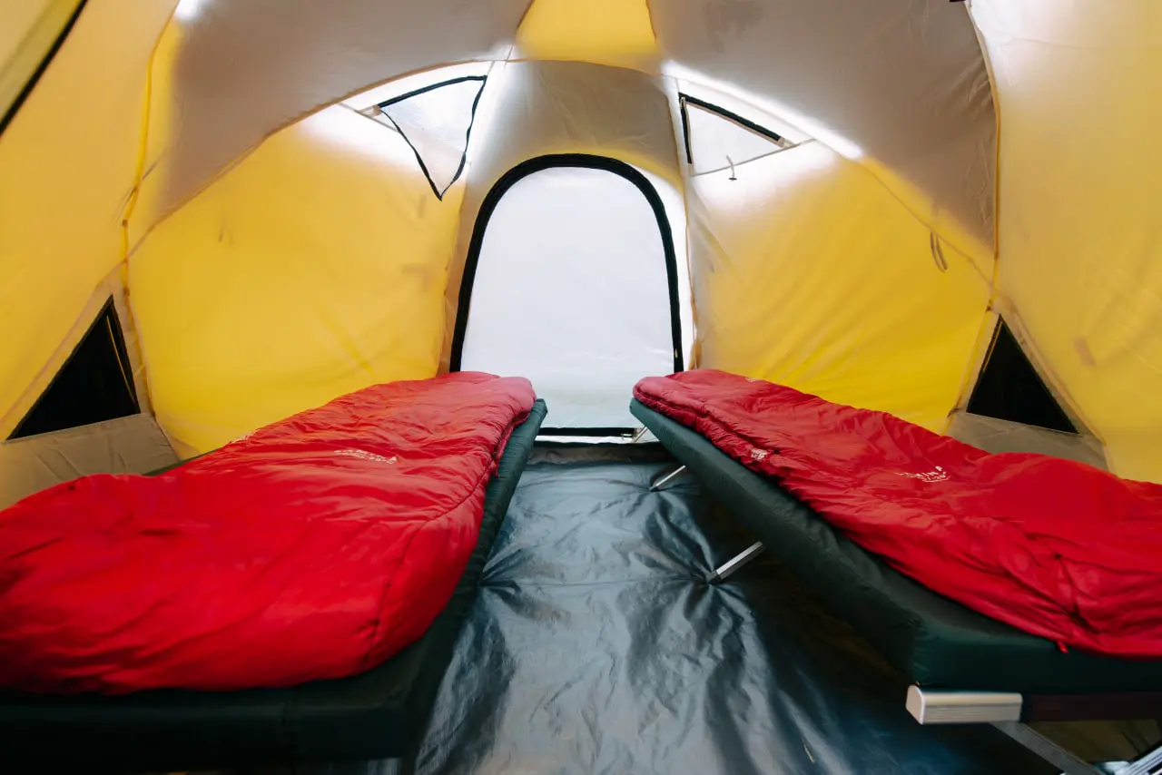 Unutrašnjost Altezza Travel premium walk-in šatora