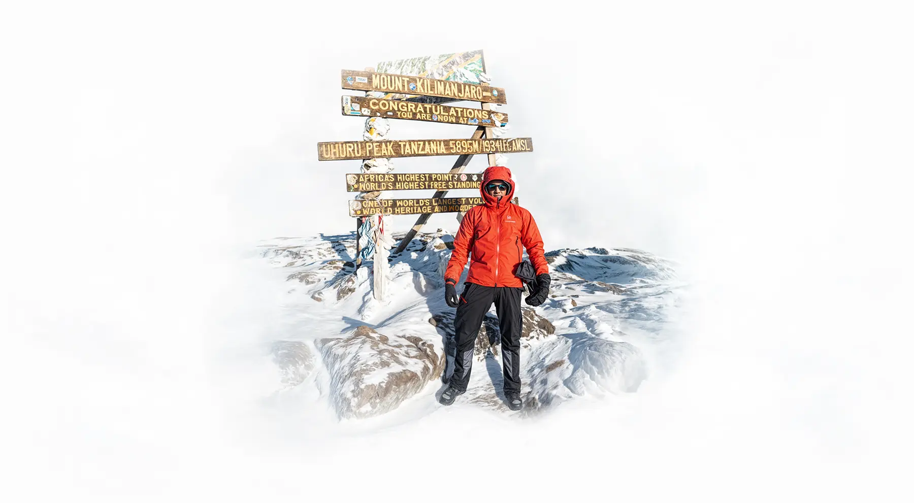 Planinar kraj oznake vrha Uhuru Peak na Kilimanjaru Planinar kraj oznake vrha Uhuru Peak na Kilimanjaru