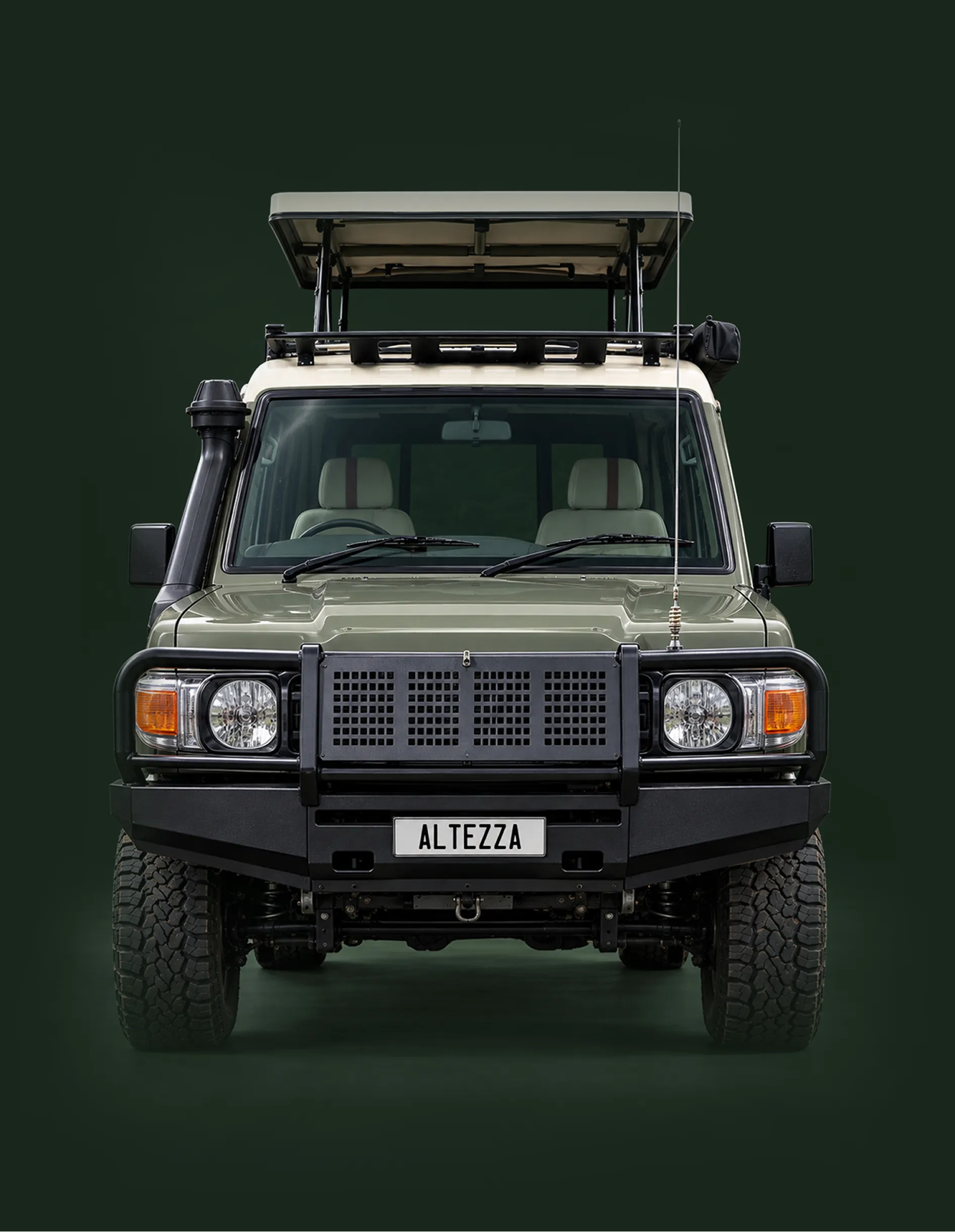 Prednji pogled na safari Land Cruiser Altezza Travela s podignutim krovom