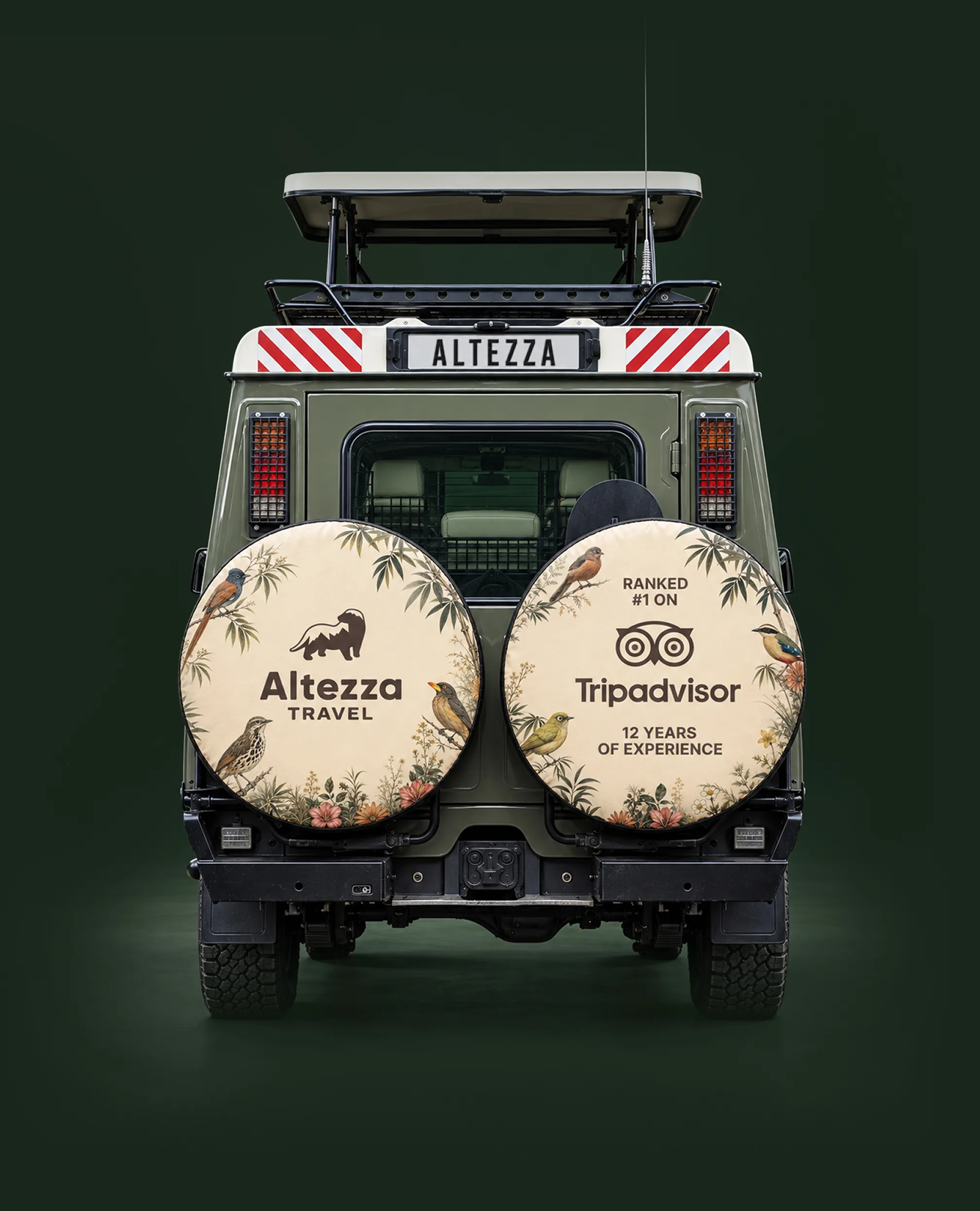 Stražnji pogled na safari Land Cruiser Altezza Travela s podignutim panoramskim krovom