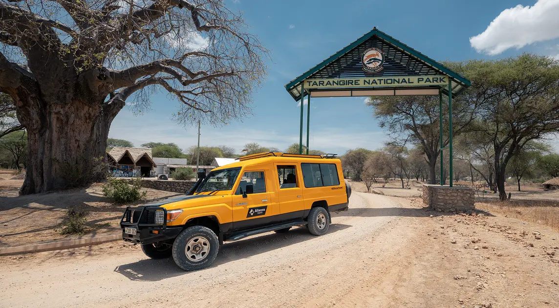 Safari džip Altezza Travela na ulazu u Nacionalni park Tarangire